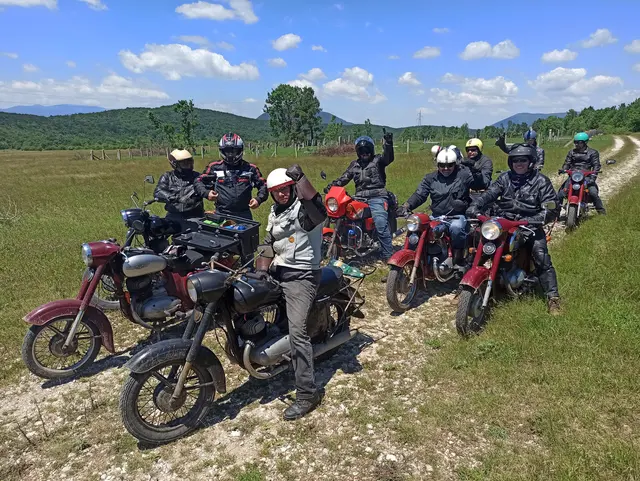 Motocyklisté na dvou kolech na polní cestě