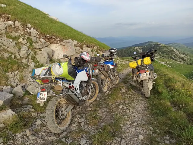 Tři motorky na horské stezce