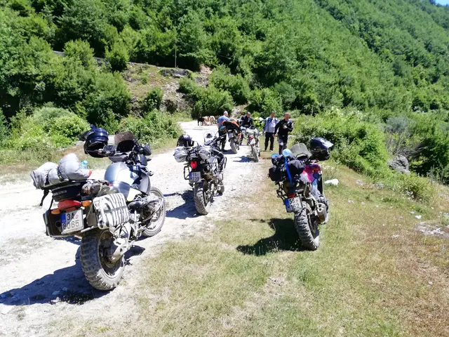 Motocykly na prašné cestě v horách