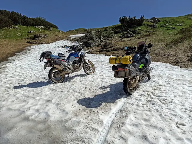 Dvě motorky nadvoukolech.cz na zasněžené cestě