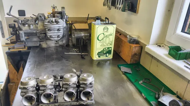 Karburátory a motor na dílně v motoservisu