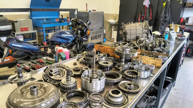 Rozebraný motor a převodovka v motoservisu