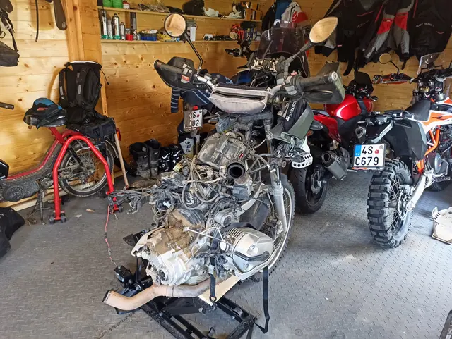 Motoservis: rozebraný motocykl v dílně