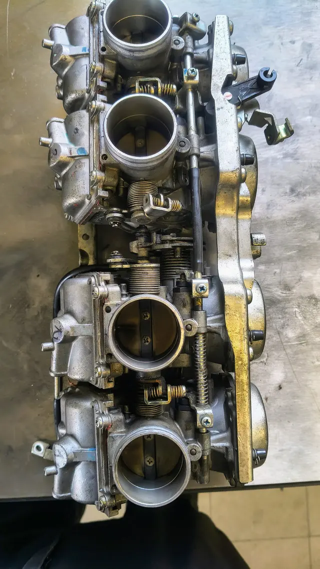 Detail karburátoru v rámci služby motoservis.