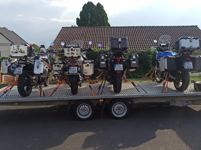 Přeprava čtyř motorek na přívěsu na místo výpravy