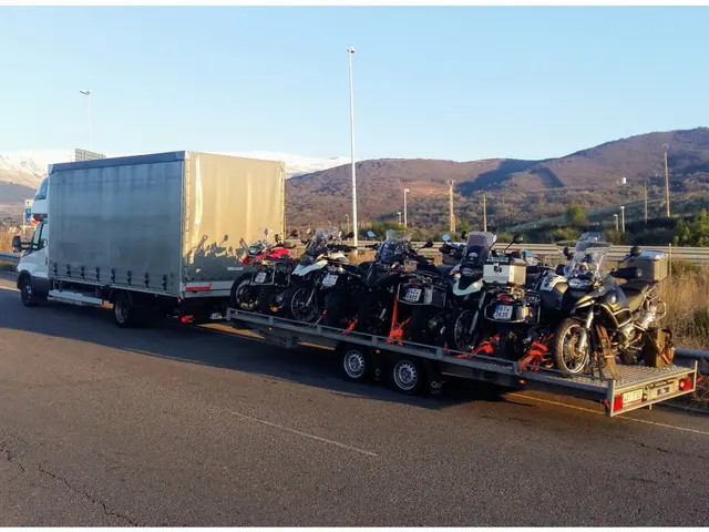 Přeprava motorek na místo výpravy kamionem s přívěsem.