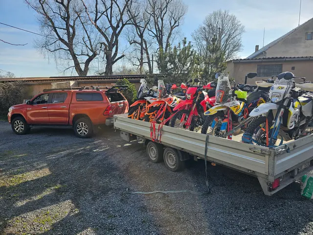 Pickup s přívěsem pro přepravu motorek na místo výpravy