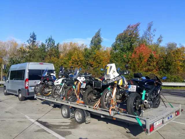 Dodávka přepravující motorky na přívěsu