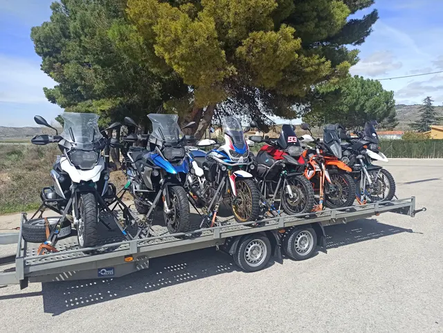 Přeprava motorek na přívěsu na místo výpravy