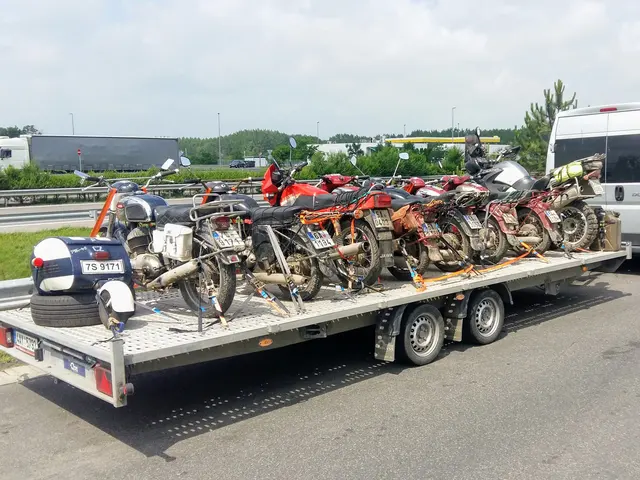 Přívěs s několika motorkami pro přepravu na místo výpravy