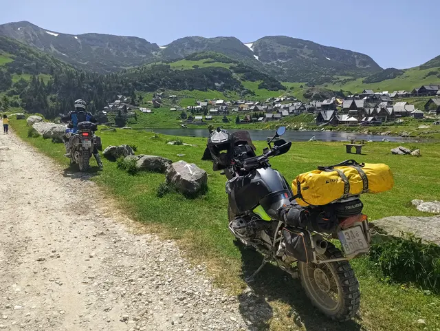 Motorky na jarní výpravě v Bosně u horské vesnice