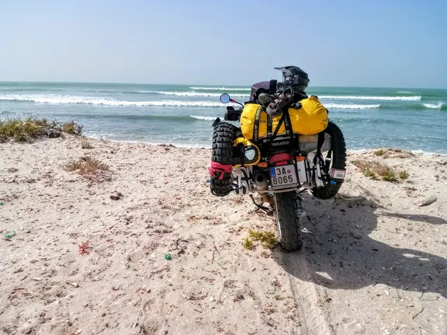 Enduro motorka na písečné pláži, připravená na výpravu do Senegalu.