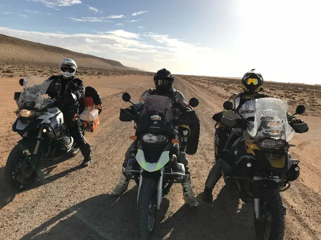 Výprava enduro do Senegalu: Tři motocyklisté v poušti.