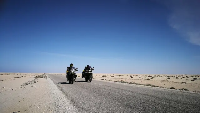 Dva motorkáři na pouštní silnici, Výprava enduro do Senegalu.