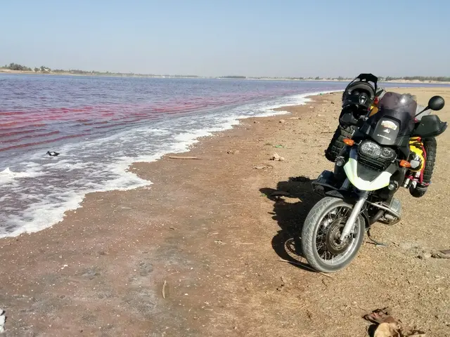 Enduro motocykl při výpravě u růžového jezera v Senegalu.